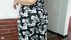 La puta de mi madrastra me muestra como mueve sus grandes nalgas con este largo vestido, y me puso m Thumb