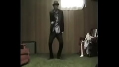 Hombre bailando y probando que es m&aacute_s famoso que una perra Thumb