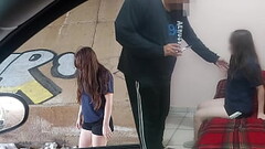 Viejo y jovencita putipobre! La ve bajo un puente recolectando basura y le ofrece dinero para follar Thumb