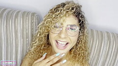 Enfiei a m&atilde_o na buceta da gostosa e ele se mijou toda Thumb