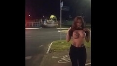 Barbie tatuada - na rua Thumb