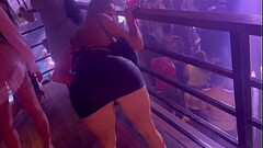 Loira gostosa fica excitada no meio da balada. Thumb