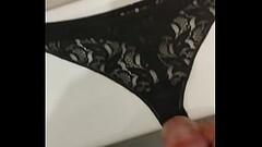 Corrida en bragas de mi esposa Thumb