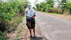 रोड पर खड़ी कोमल बोली मुझे रोज के 15 से 20 लैंड चहिए Thumb