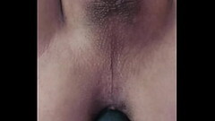 Piscando o cuzinho no vibrador Thumb
