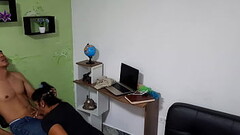 La empleada llega tarde al trabajo y compensa su retraso con una buena mamada Thumb