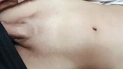 ズボンを脱ぐとかわいい包茎パイパンちんぽが頭を出す Thumb